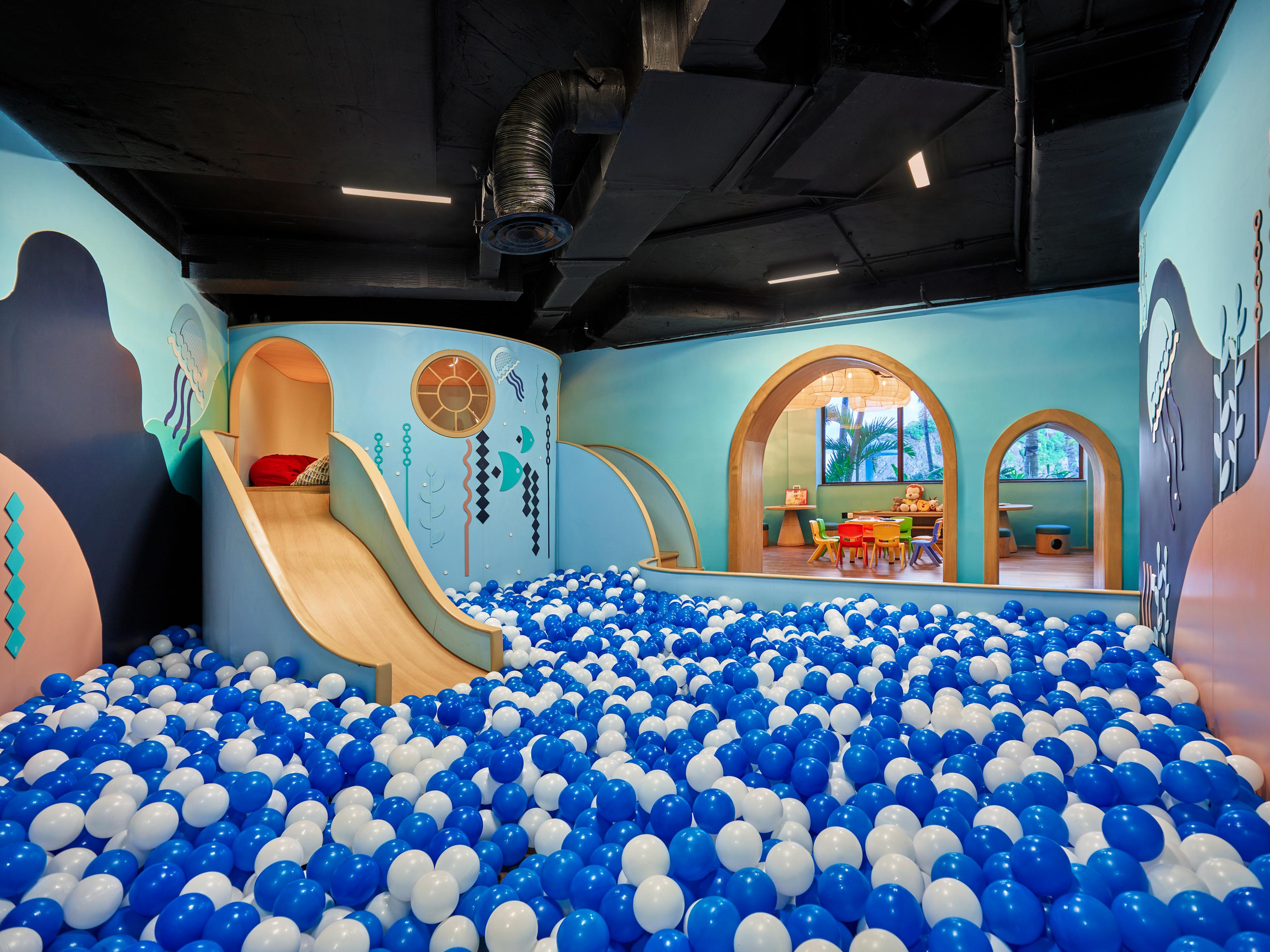 Hotel Perle D'Orient Cat Ba - Mgallery Chan Chau Dış mekan fotoğraf Ball pit at the Children's Museum of Oak Ridge