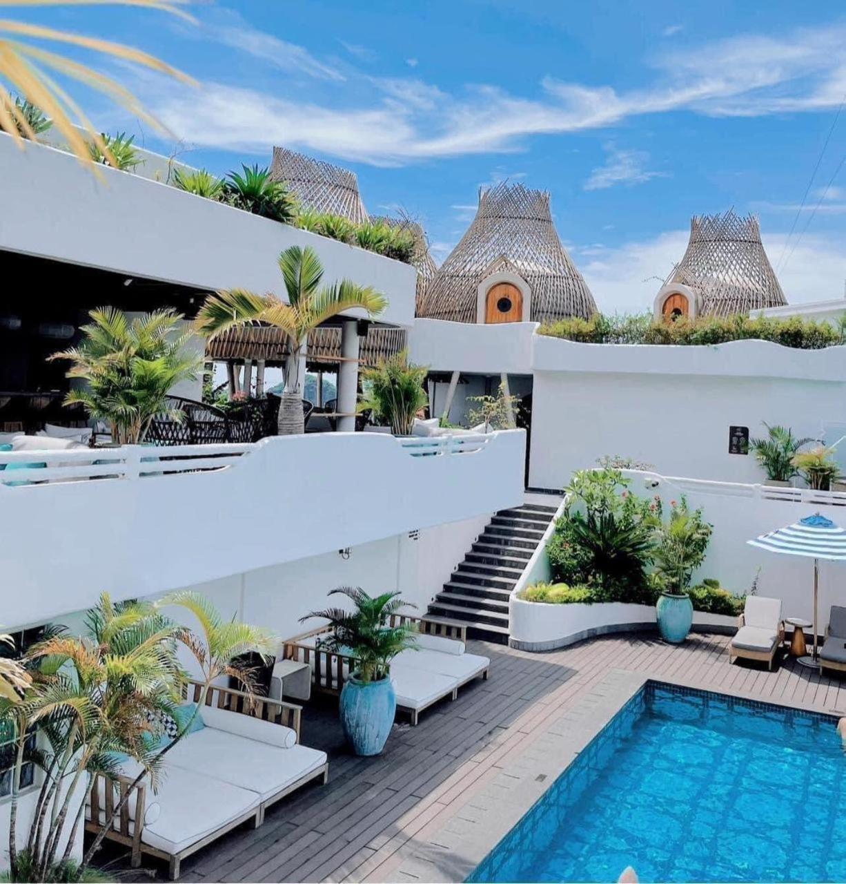 Hotel Perle D'Orient Cat Ba - Mgallery Chan Chau Dış mekan fotoğraf The rooftop pool at the hotel