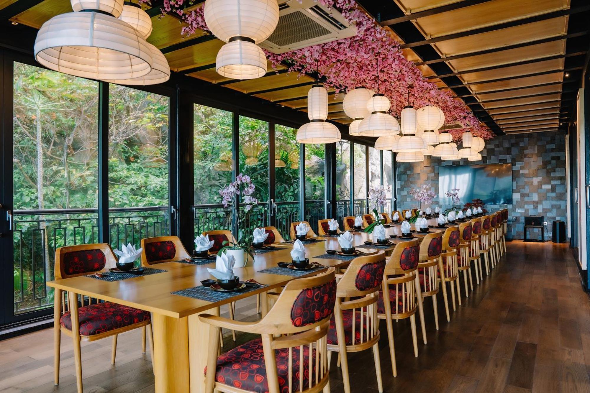 Hotel Perle D'Orient Cat Ba - Mgallery Chan Chau Dış mekan fotoğraf Restaurant in Kyoto
